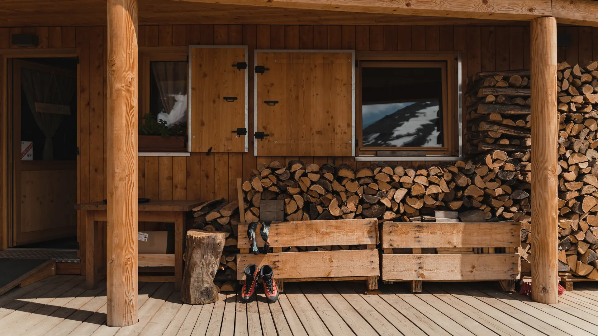 Devant le refuge de Prariond en été